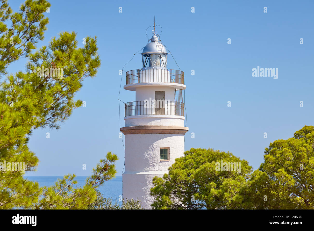 Cap Gros Leuchtturm auf einer Klippe in der Nähe von Port Soller, Mallorca, Spanien. Stockfoto