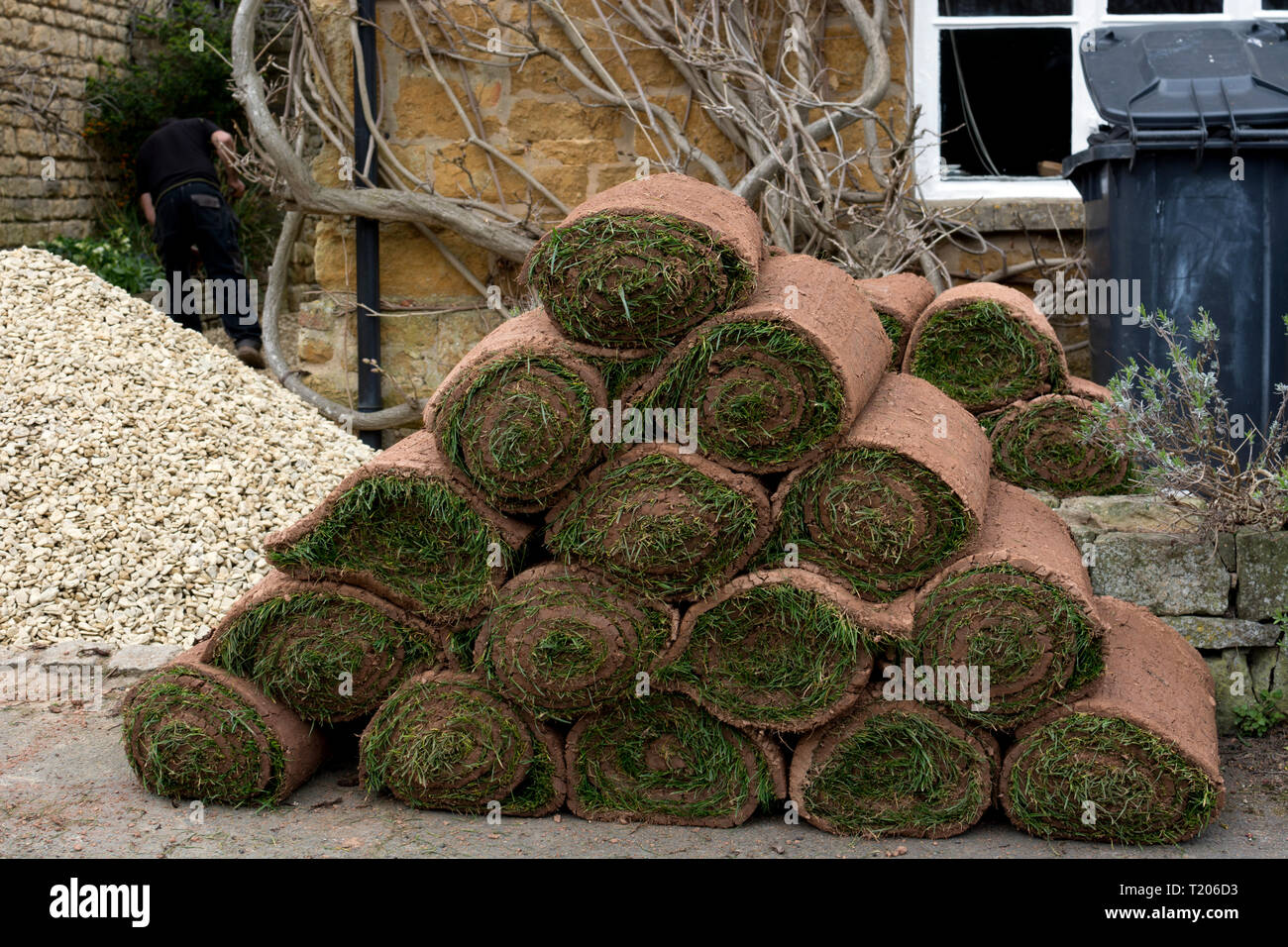 Rollen Rasen Rasen geliefert außerhalb eines Hauses, Warwickshire, England, Großbritannien Stockfoto