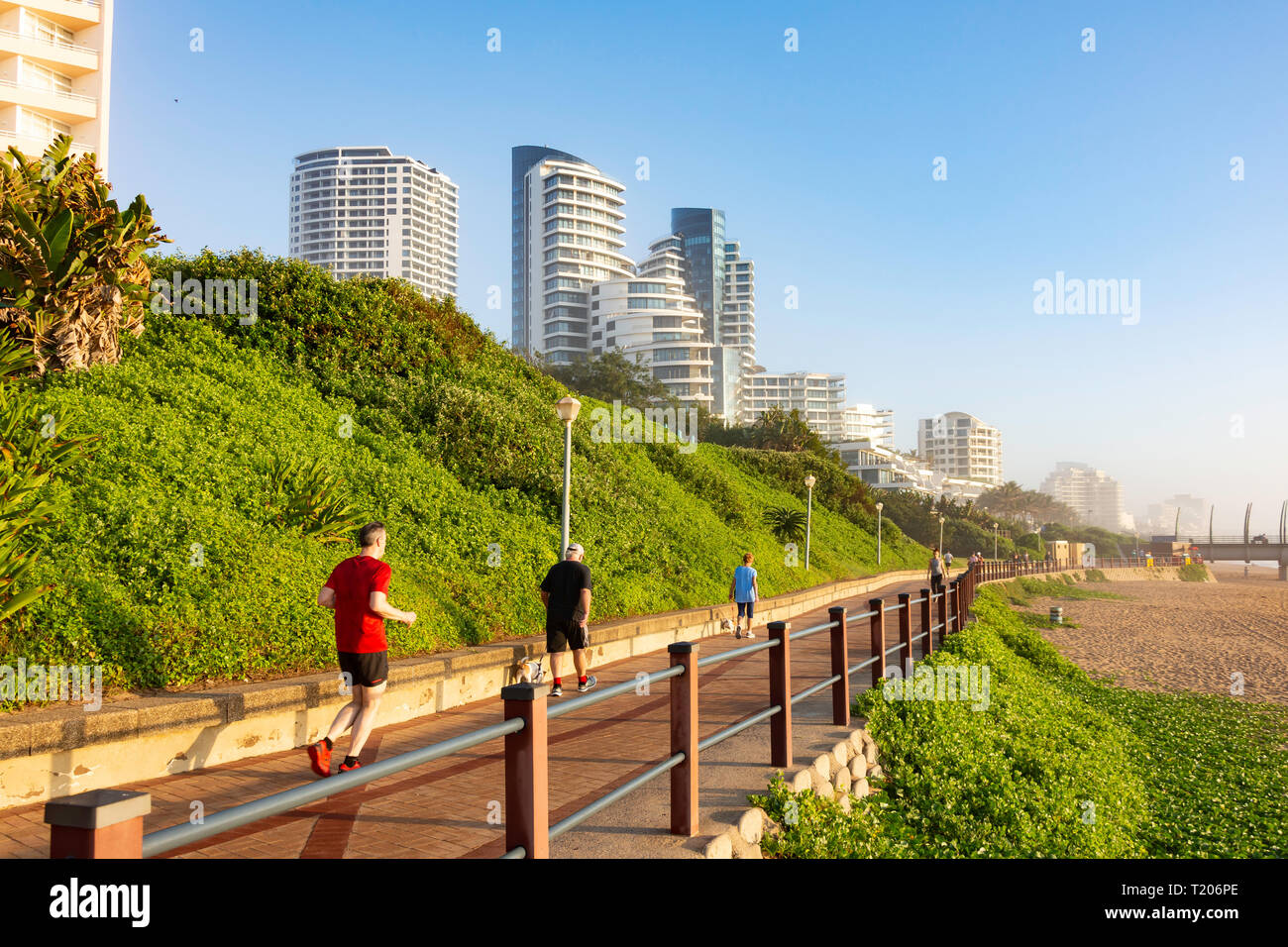 Strandpromenade bei Sonnenaufgang, Umhlanga Rocks, Umhlanga, KwaZulu-Natal, Südafrika Stockfoto