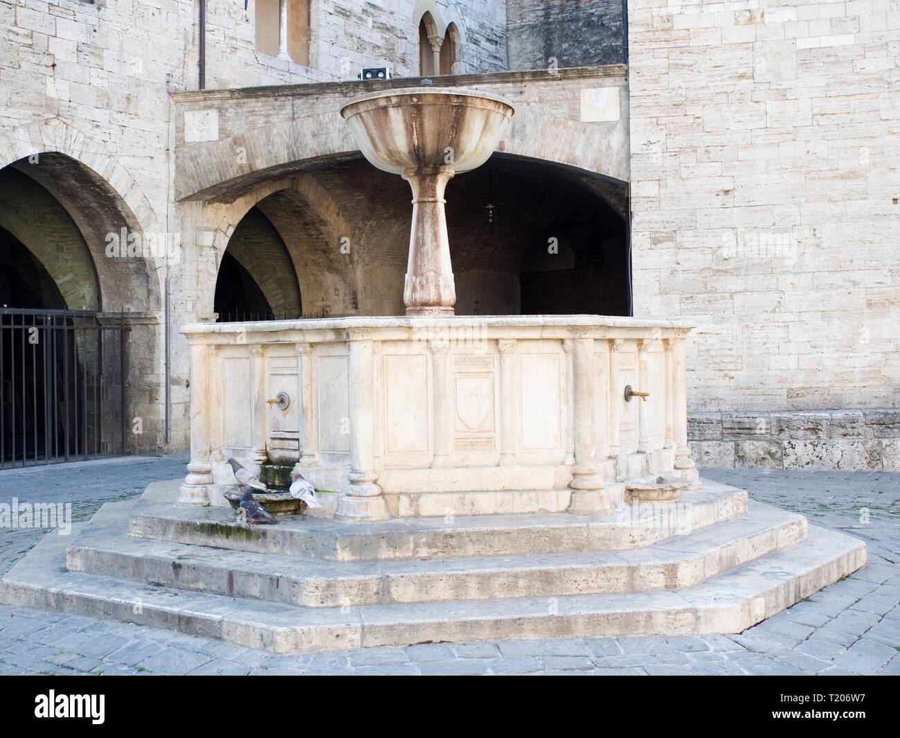 Bevagna Umbrien Italien. Piazza Silvestri der alte Brunnen auf dem Hauptplatz. Stockfoto