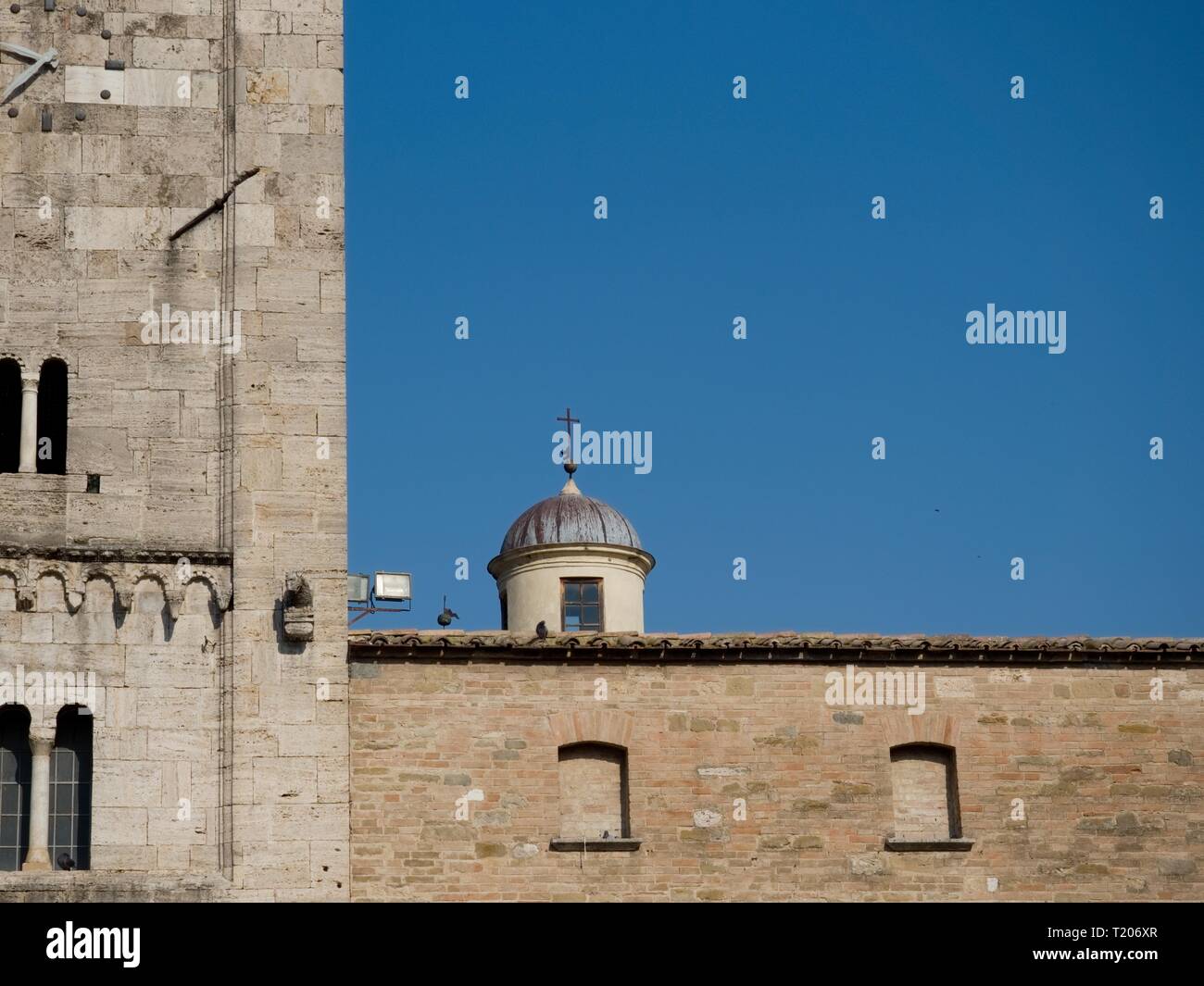 Bevagna Umbrien Italia Italien. Fassade, Detail der Kirche von San Michele Arcangelo. Stockfoto