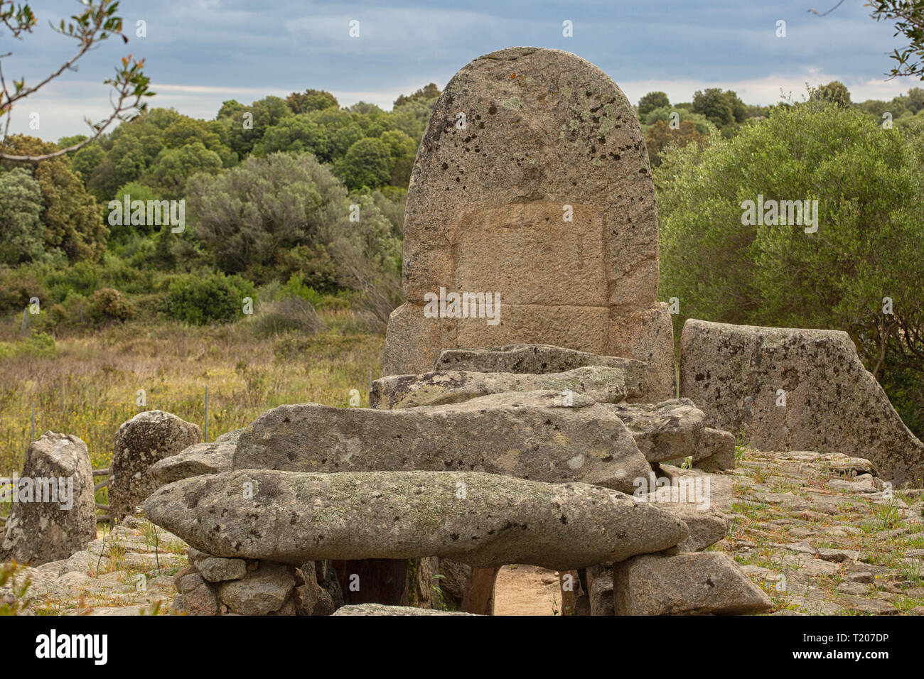 Tomba dei Giganti, Coddu Vecchiu, Arzachena, nuragischen Zivilisation megalithischen Website, giant's Grab, Costa Smeralda, Sardinien Stockfoto