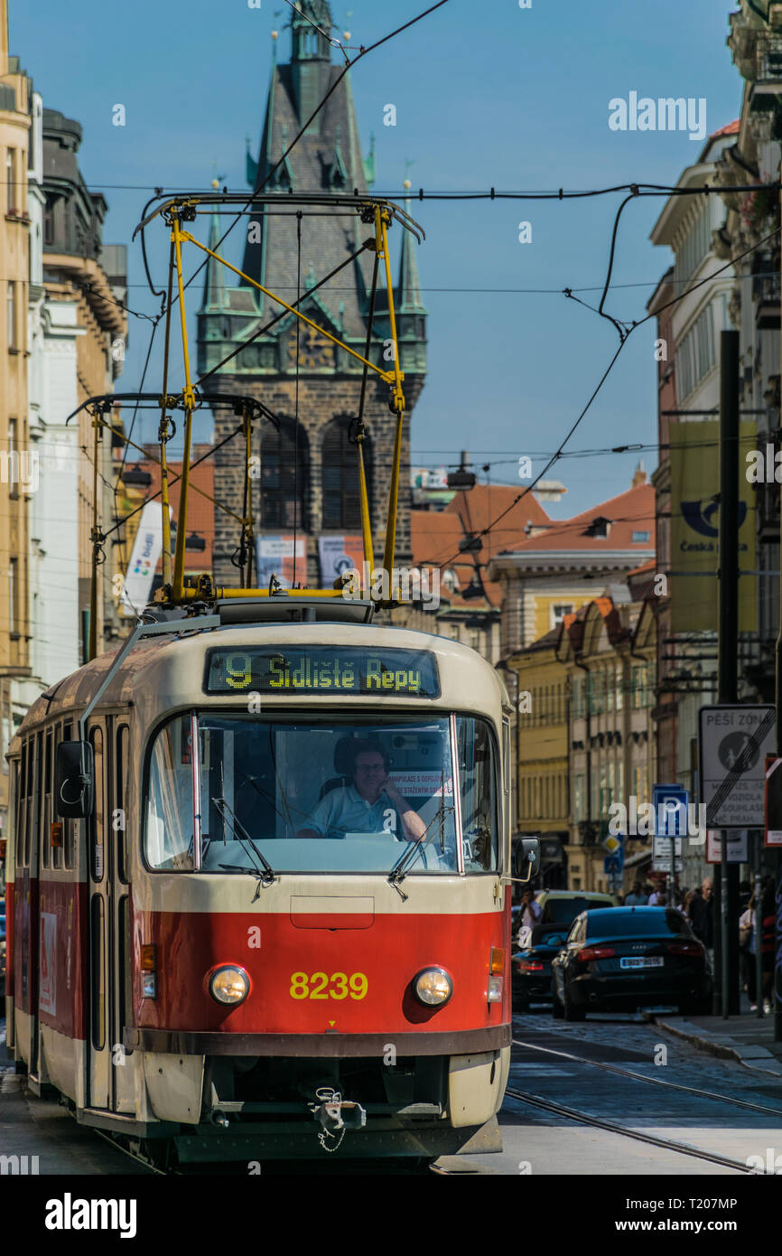 Prag, Tschechische Republik - September, 17, 2019: Fahrer eines Retro tram in der Altstadt von Prag mit Henry Turm im Hintergrund. Der Prager Straßenbahn Stockfoto