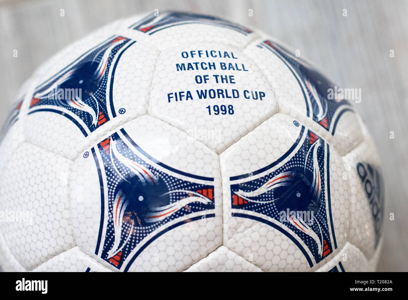 Der offizielle Spielball der FIFA WM 1998 Stockfotografie - Alamy