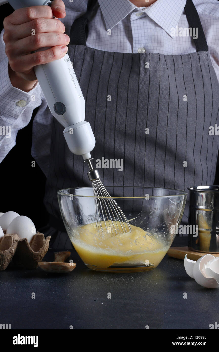 Mixer und Knethaken. Rezept Kuchen oder Torte Konzept auf dunklen. Stockfoto