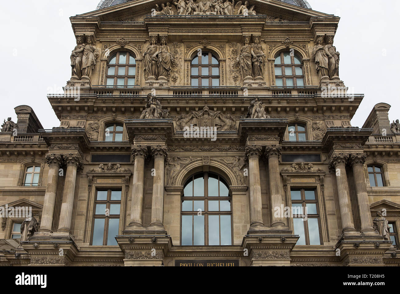 PARIS, Frankreich, 13. APRIL 2017: Architectural exteriors Details des Louvre Museum, April 13, 2017, Paris, Frankreich Stockfoto
