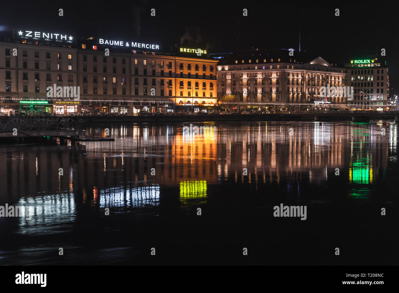 Genf, Schweiz - 24. November 2016: Nacht riverside Stadtbild mit beleuchteten Fassaden im Zentrum von Genf Stockfoto