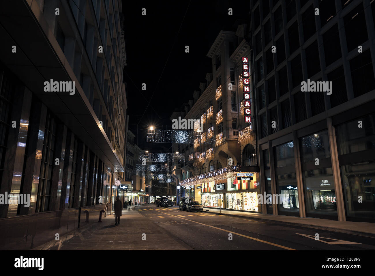 Genf, Schweiz - 24. November 2016: Rue du Rhone. Nacht Stadtbild von Genf Stockfoto
