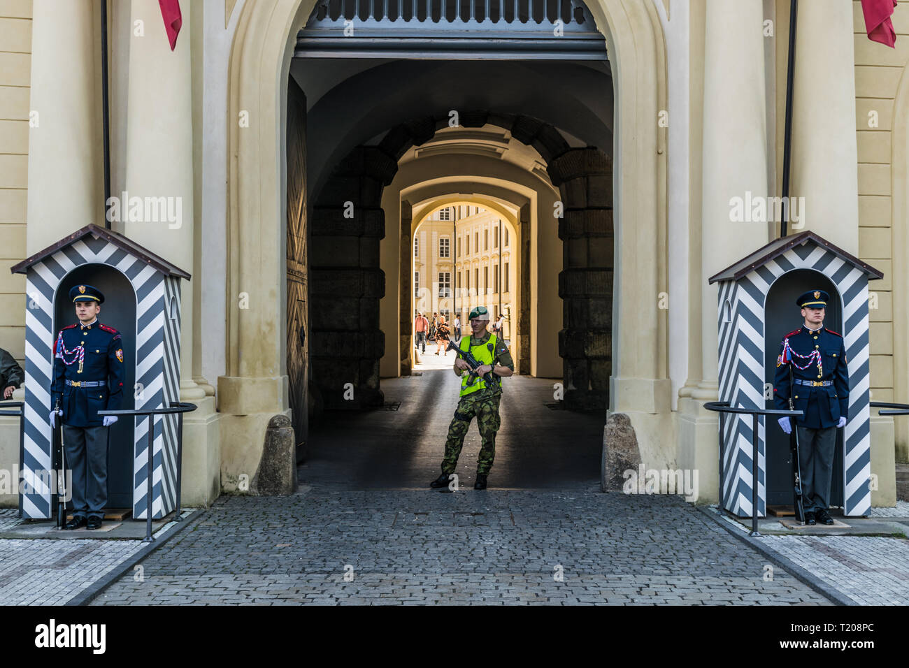 Prag, Tschechische Republik - September 18, 2019: Prager Burg Wächter auf Aufgabe außerhalb einer der wichtigsten Gateways. Stockfoto