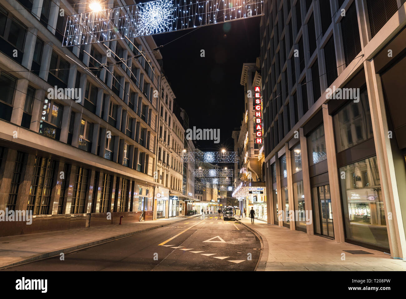 Genf, Schweiz - 24. November 2016: Rue du Rhone. Nacht Stadtbild mit beleuchteten Fassaden im Zentrum von Genf Stockfoto