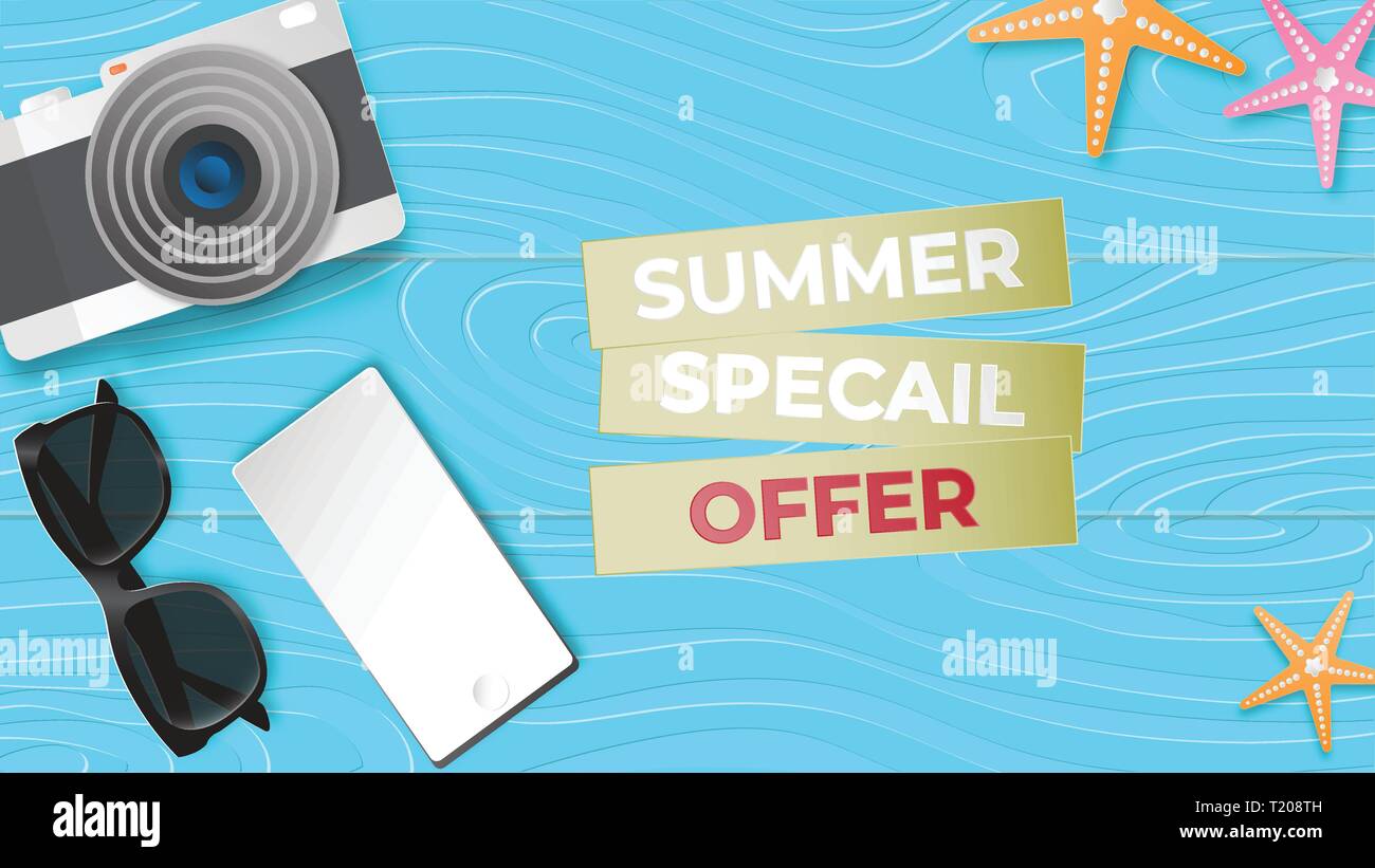 Kreative Abbildung: Summer Sale Banner mit Sonnenbrille, Kamera, Smartphone anzeigen, Stern Fisch auf Blau Holz Hintergrund Papier schneiden Stil. Poster, Adve Stock Vektor