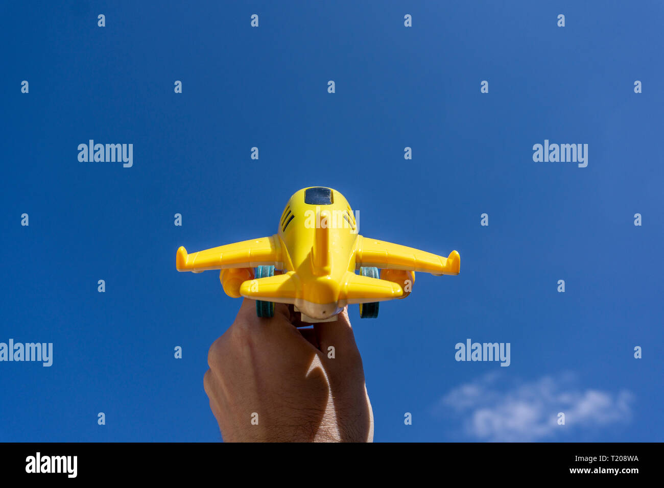 Gelb Spielzeug Flugzeug in der schönen blauen Himmel, negativen Raum, Konzept der gehen auf einen zauberhaften Urlaub, traumziel Fliegen Stockfoto