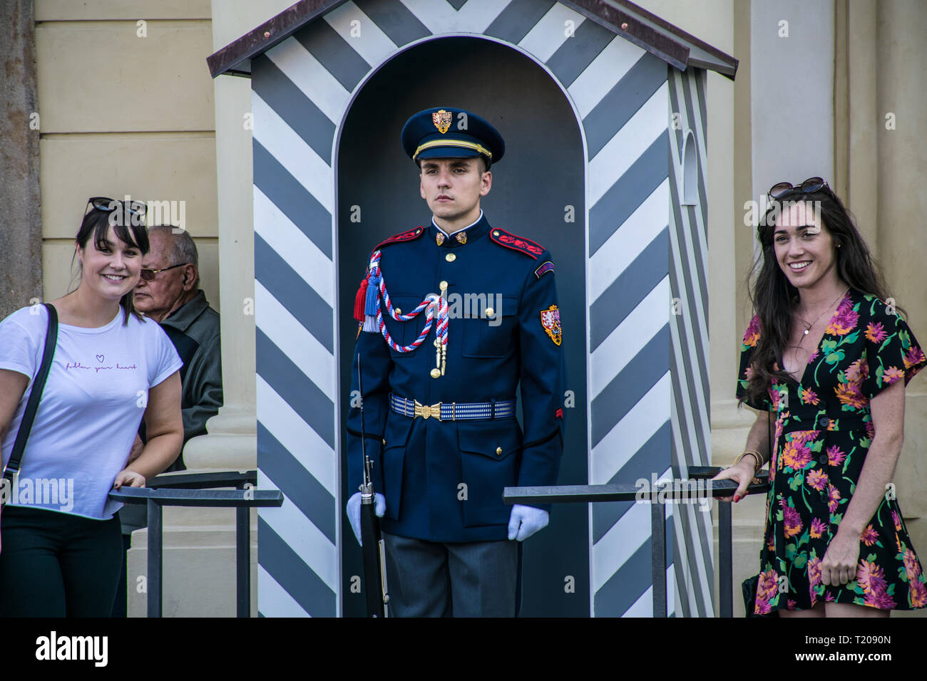 Prag, Tschechische Republik - September 18, 2019: Touristen mit den Wachen der Ehrengarde im Präsidentenpalast in der Prager Burg. In diesem Stockfoto