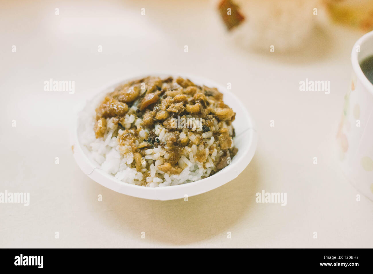 Gemeinsame Street Food in Taiwan, Taiwan Hackfleisch Reis nachfüllen. Stockfoto