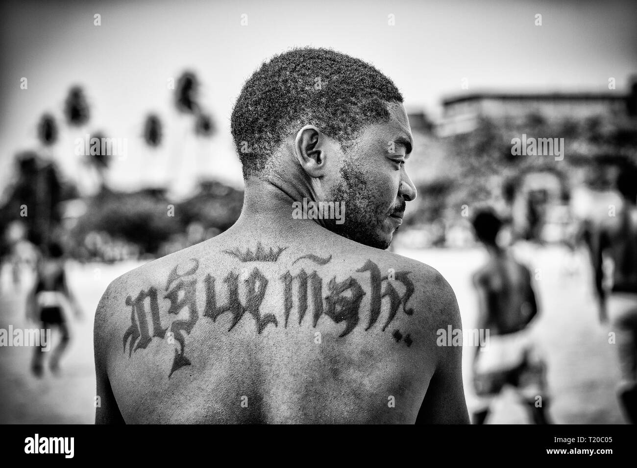 Mann mit Tattoo am Strand in Libreville, Gabun Stockfoto