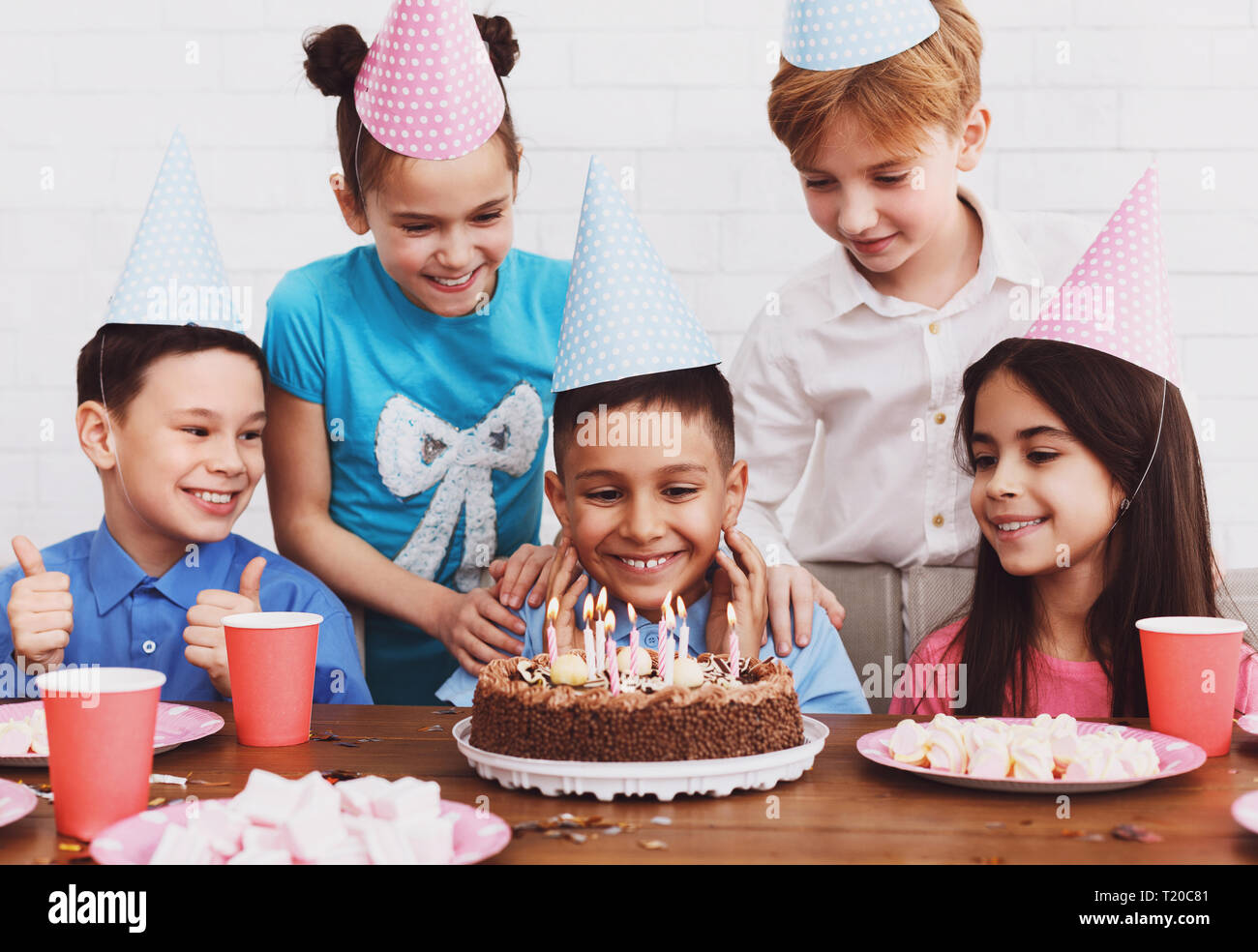 Happy Boy machen möchten, am Geburtstag Kuchen suchen, Party mit Freunden Stockfoto