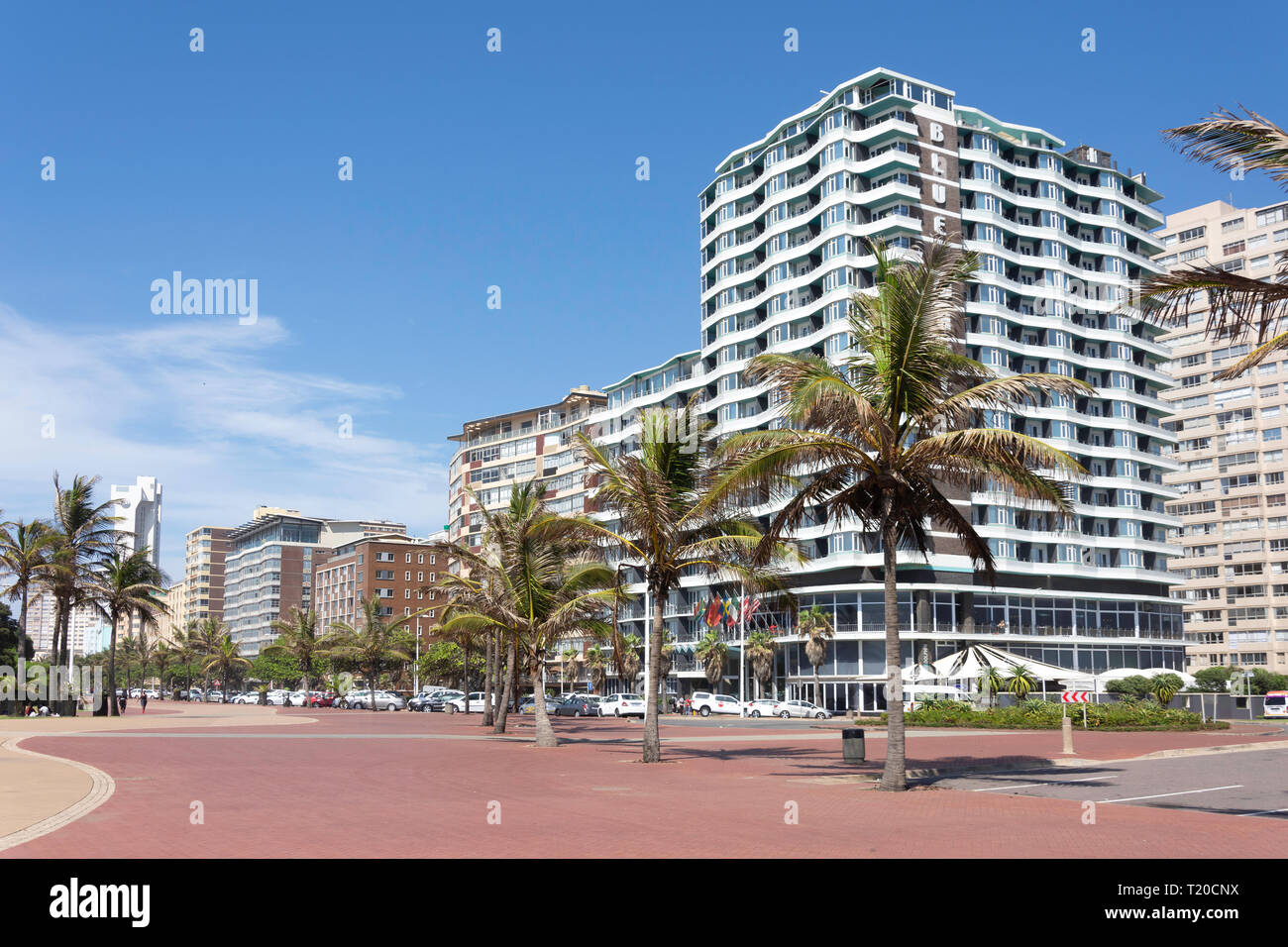 Strandpromenade von Gebäuden, Senken der Marine Parade, Durban, KwaZulu-Natal, Südafrika Stockfoto