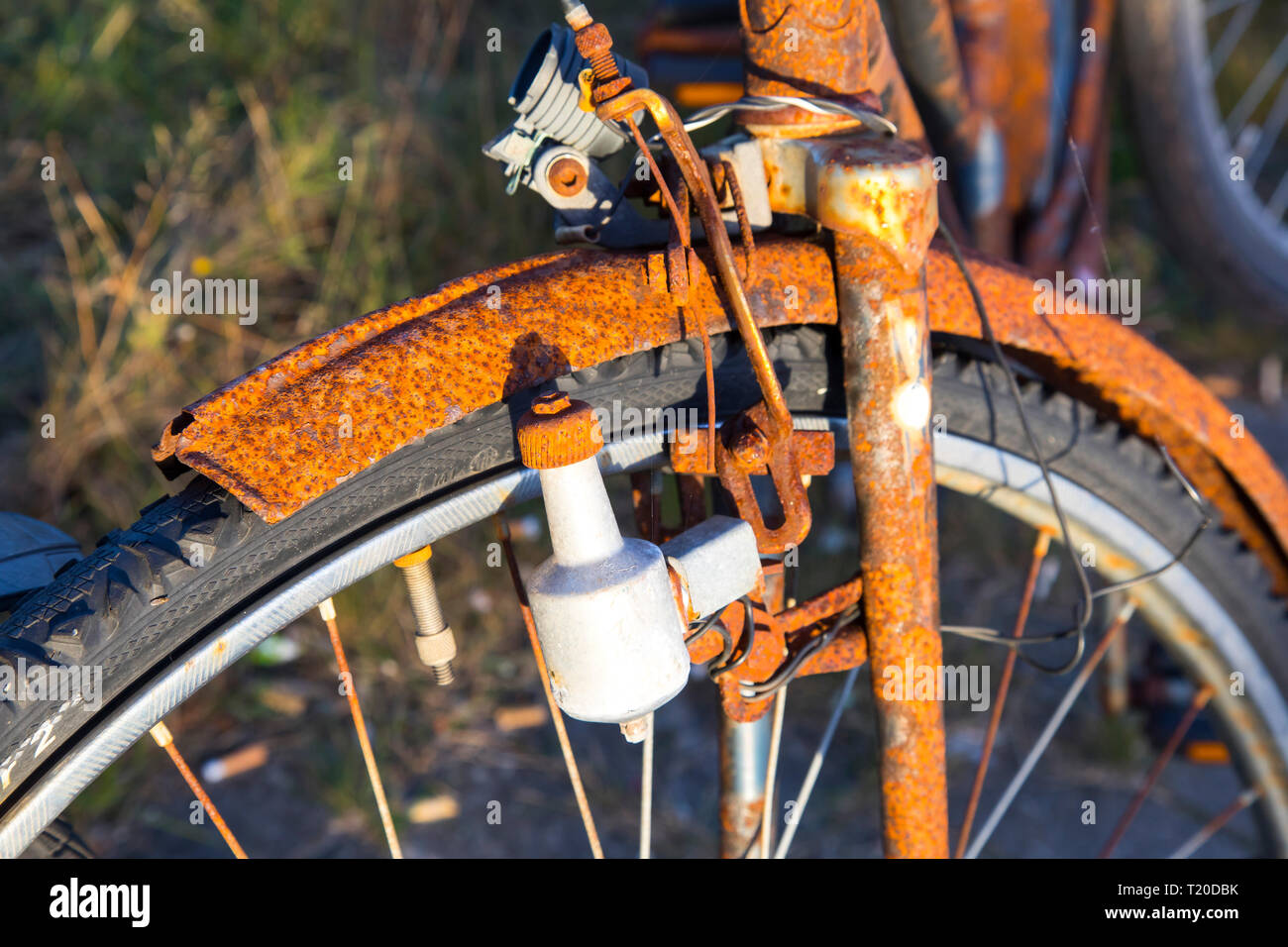 Rostiges Fahrrad, alle Teile, Metall, Rost kann vorgenommen werden, ist mit rotem Rost bedeckt, Stockfoto