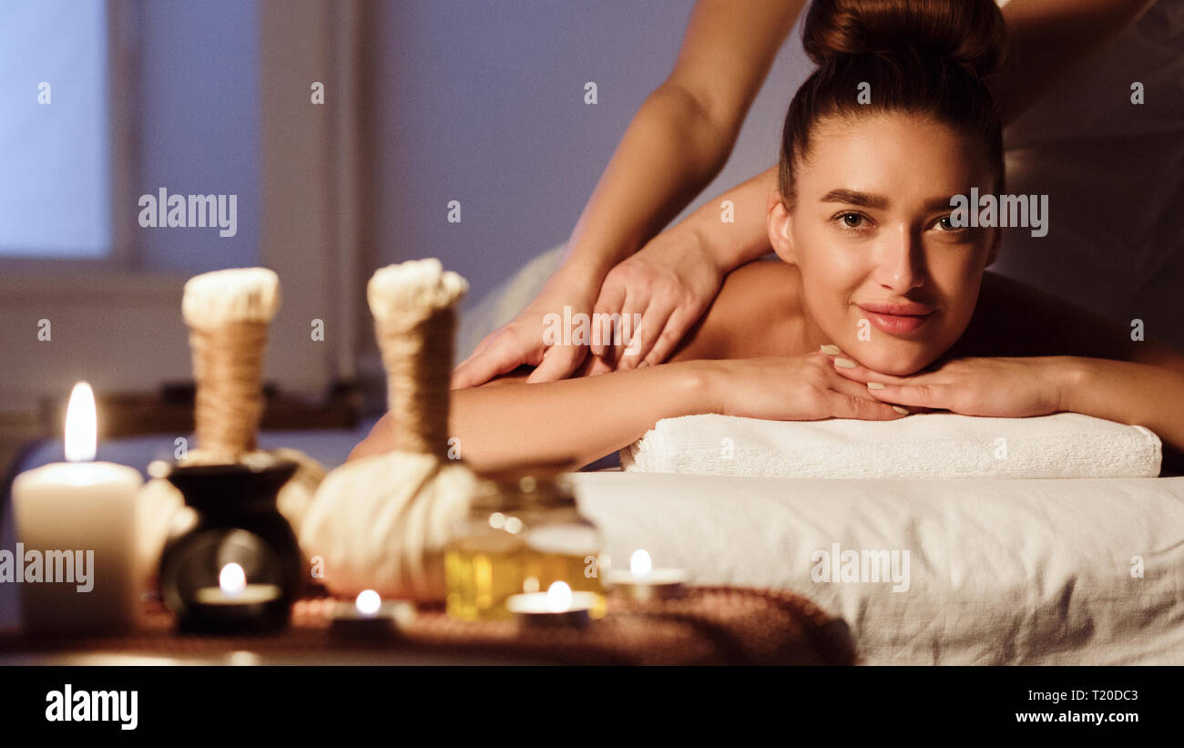 Herbal Massage. Frau Entspannen im Spa Salon und Kamera Stockfoto