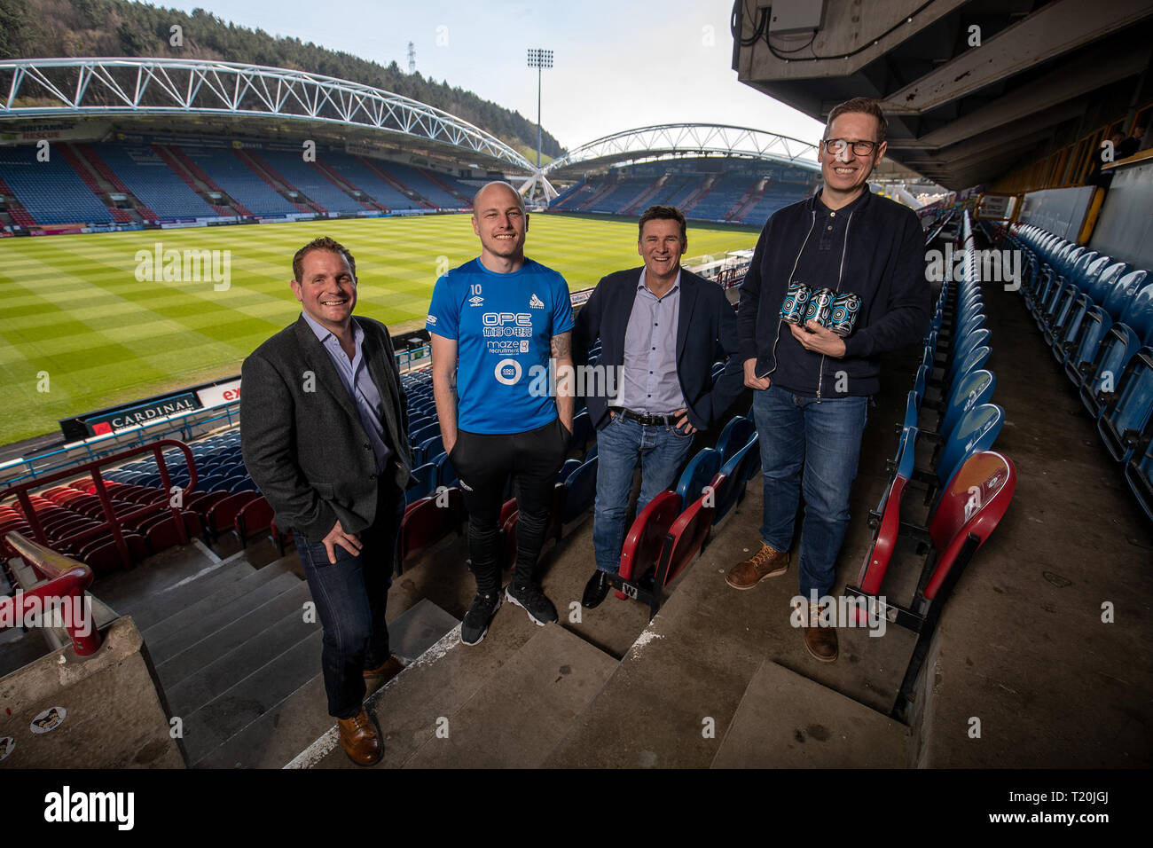 Die Huddersfield Town Aaron Mooy (Zweite links) mit Lion Global Markets Geschäftsführer, Matt Tapper, Magic Rock Mitgründer und Geschäftsführer, Richard Burhouse und Lion's Regional Director für Großbritannien Toby Knowles während einer photocal bei John Smith's Stadion in Huddersfield Magic Rock Brauen gibt Übernahme von führenden australischen Bier Depotbank, Löwe verkünden. Stockfoto