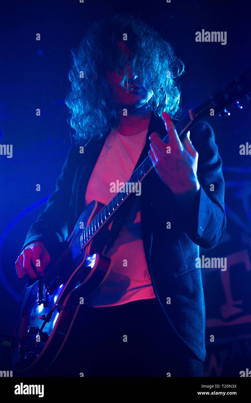 Mörder Gitarrist Dave Keuning in Glasgow durchführen zu einem verpackten die Masse, die am renommierten King Tuts Wah Wah Hütte in Glasgow. Stockfoto