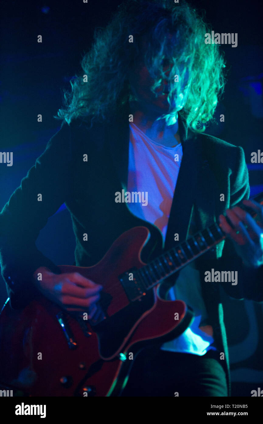 Mörder Gitarrist Dave Keuning in Glasgow durchführen zu einem verpackten die Masse, die am renommierten King Tuts Wah Wah Hütte in Glasgow. Stockfoto