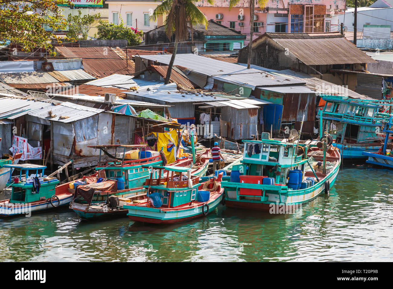 Traditionelle vietnamesische Fischerboote gebunden an den Hafen von Dinh Cau, Insel Phu Quoc, Vietnam, Asien Stockfoto