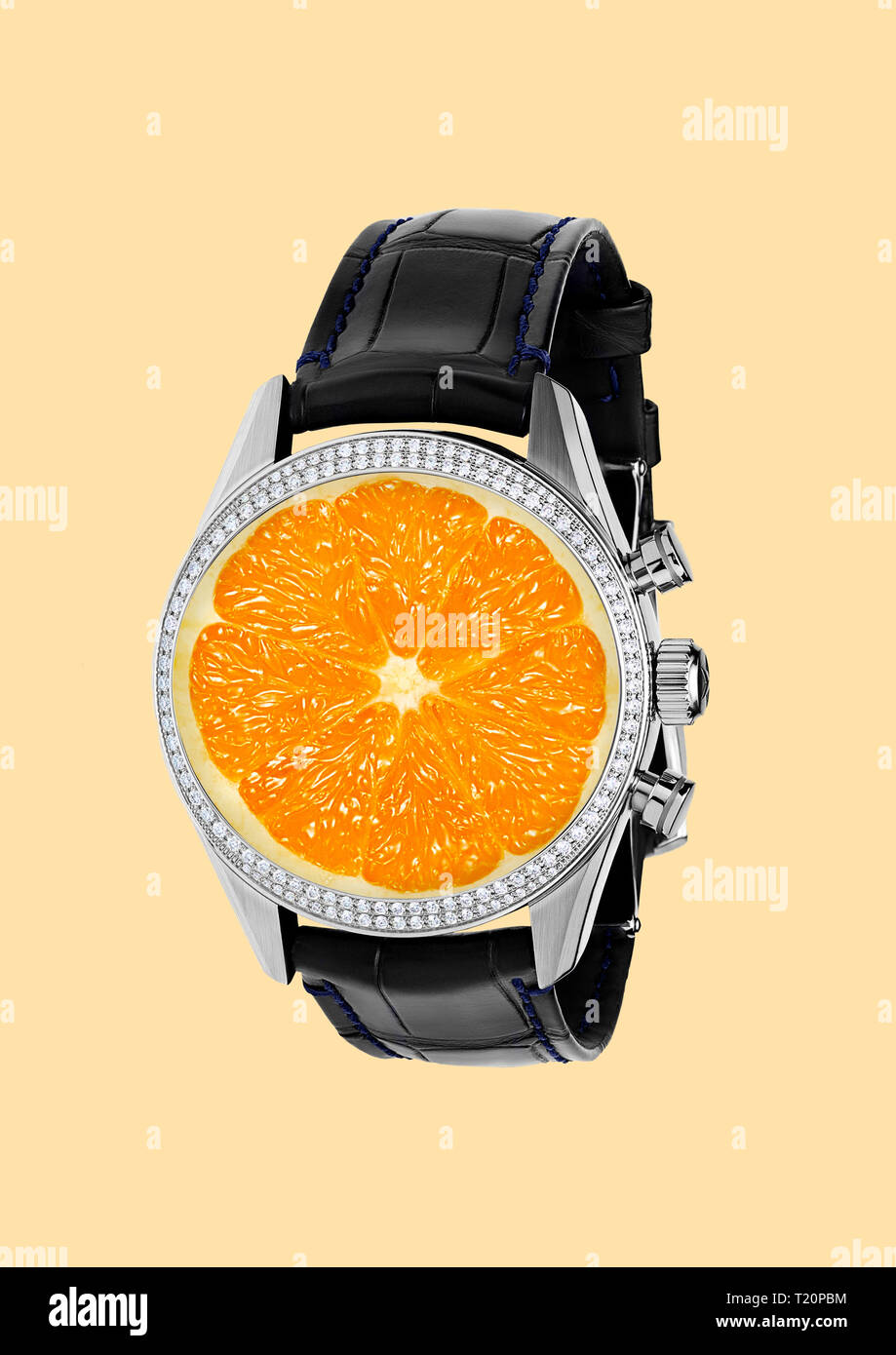 Es ist Zeit für Vitamine. Ein Uhren mit schwarzem Leder und Diamanten mit saftigen Orange in der Mitte wie eine Uhr. Negativer Platz. Gesunde Ernährung Konzept. Modernes Design. Zeitgenössische Kunst Collage. Stockfoto