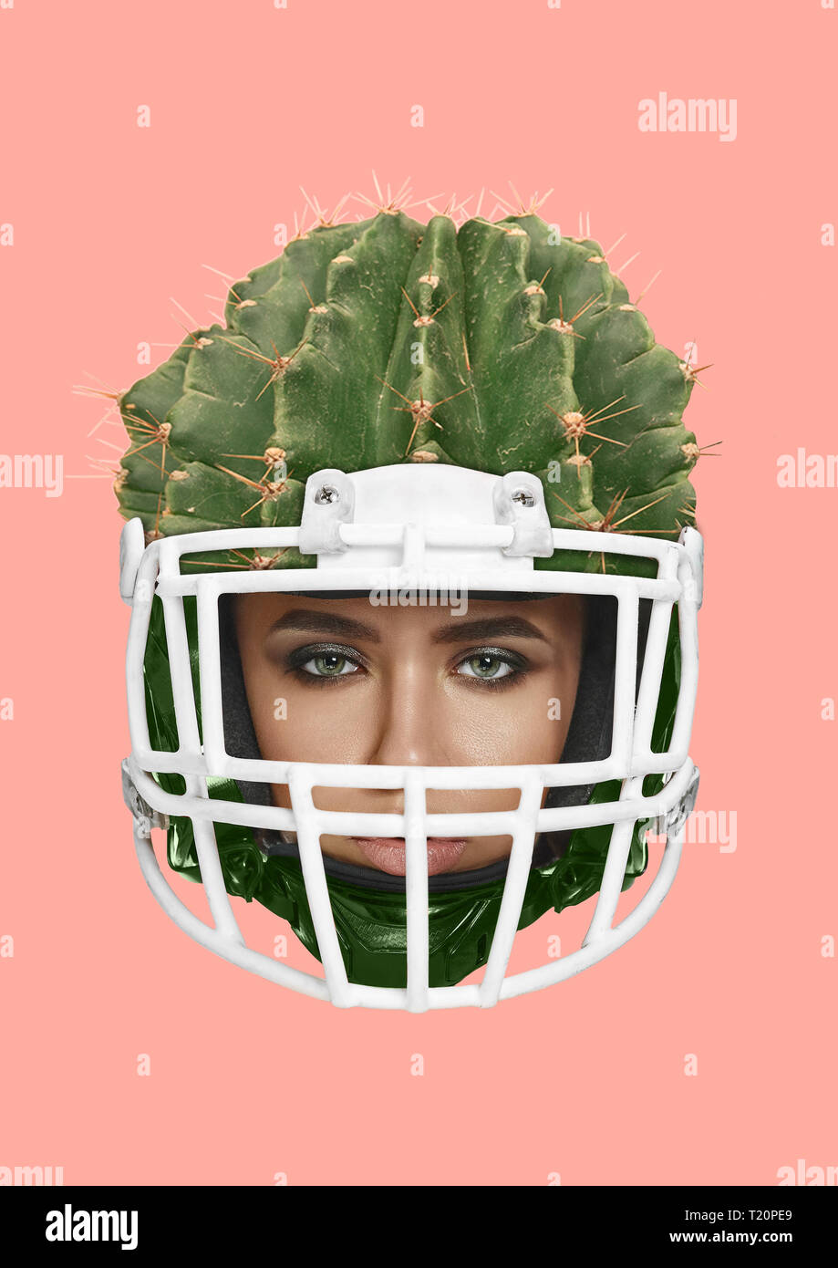 Ein zuverlässiger Schutz und Sicherheit. Weiblicher Kopf im Sport Helm wie ein grüner Kaktus. Schönheit, Feminismus, Schutz der Rechte der Frauen und American Football Thema. Moderne Kunst Collage. Pop Design. Stockfoto