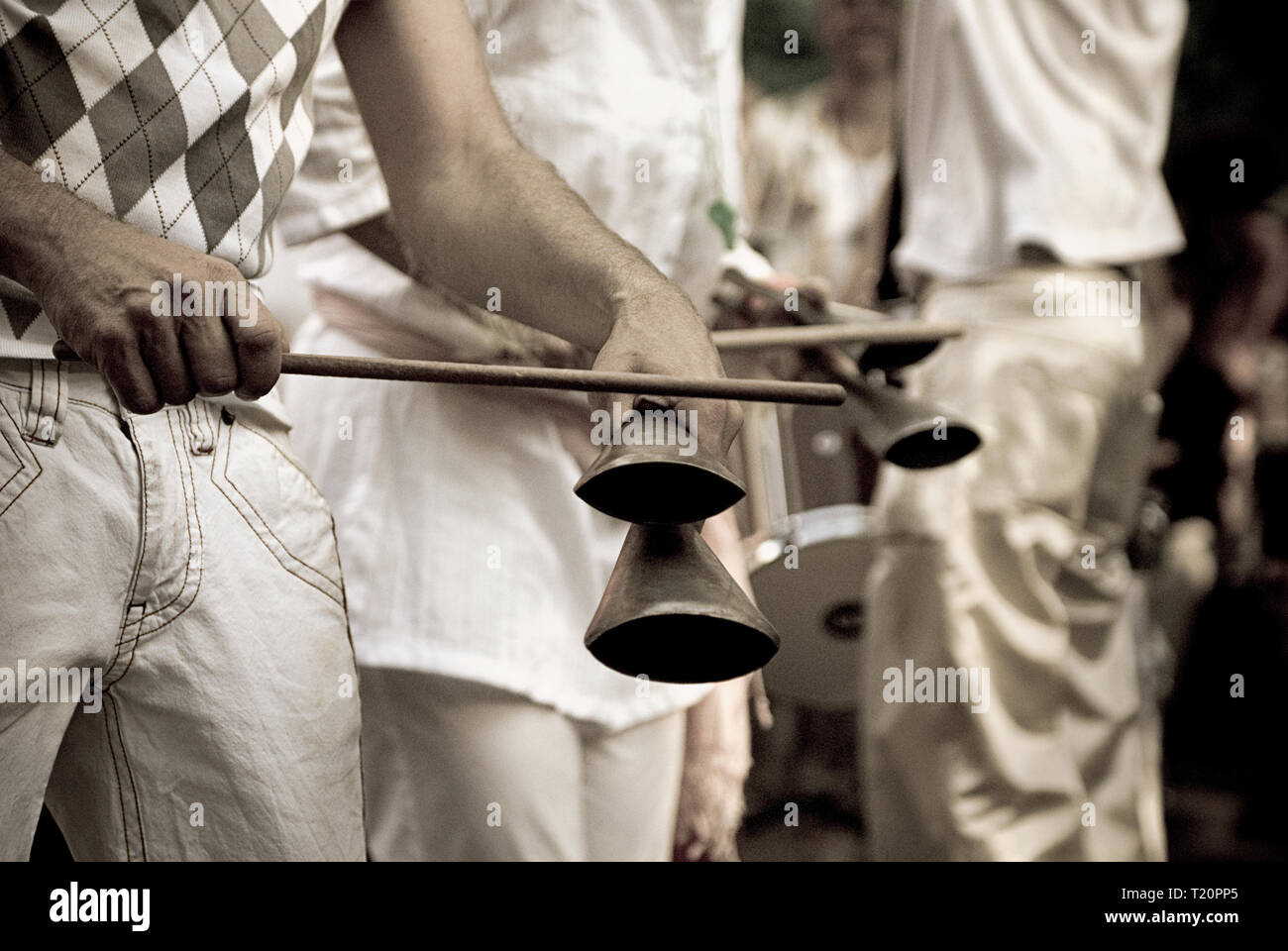 Spielen brasilianische Percussions in Berlin Stockfoto