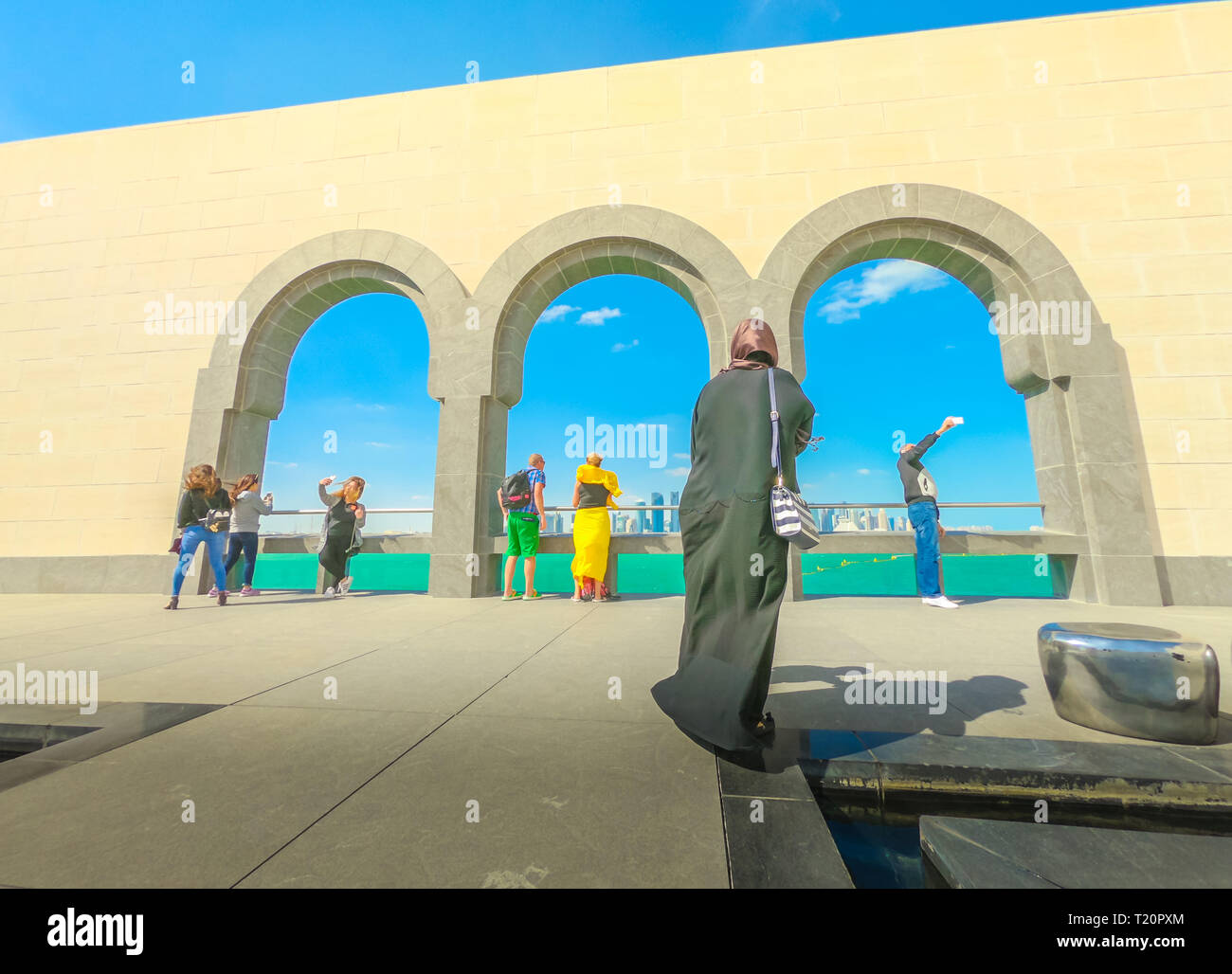 Doha, Katar - 5. Januar 2019: Hof des Museum für Islamische Kunst mit gewölbten Fenstern Blick auf Doha West Bay Skyline und den Persischen Golf. Araber ein Stockfoto