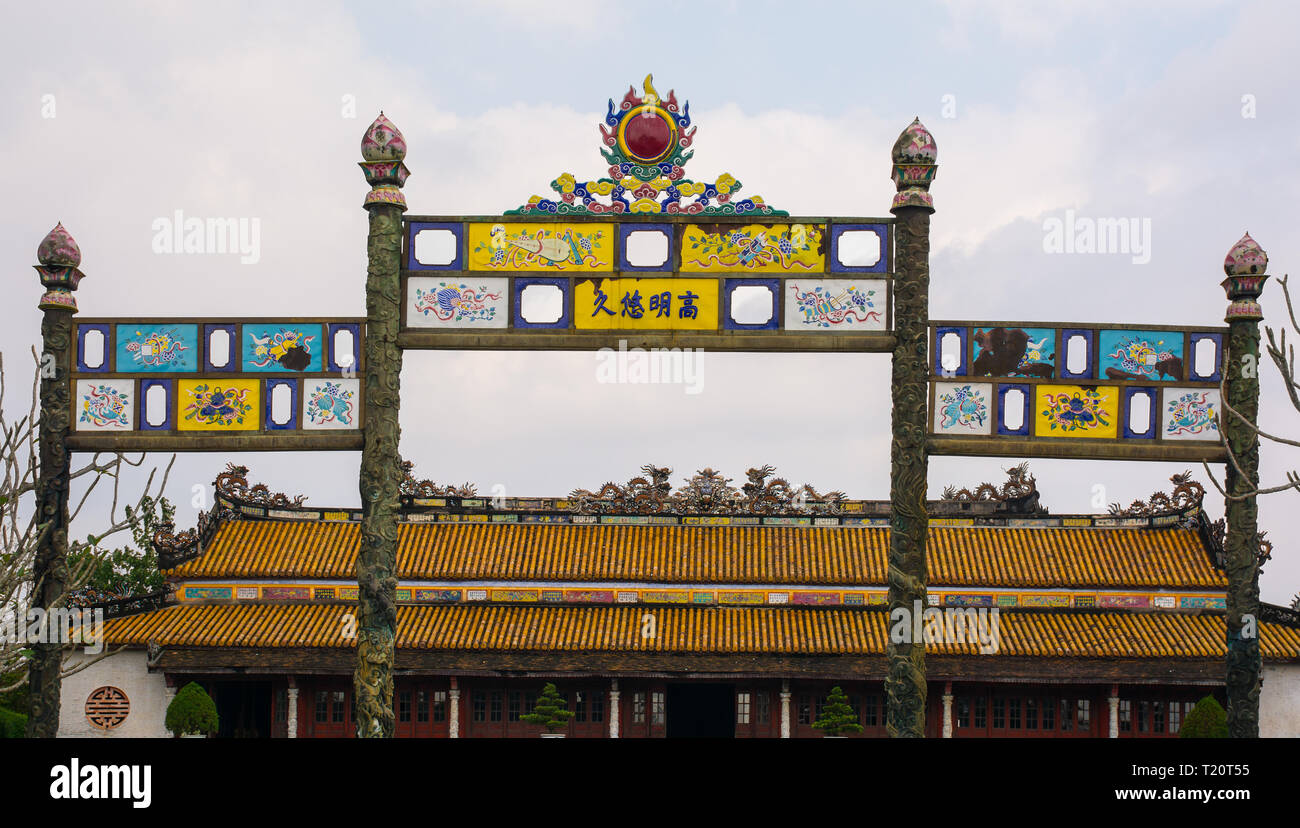 Das Tor zu den Thai Hoa Palace. Die Thai Hoa Palast, auch als Dien Thai Hoa oder der Palast der Höchsten Harmonie bekannt, im Hintergrund gesehen werden kann. Stockfoto