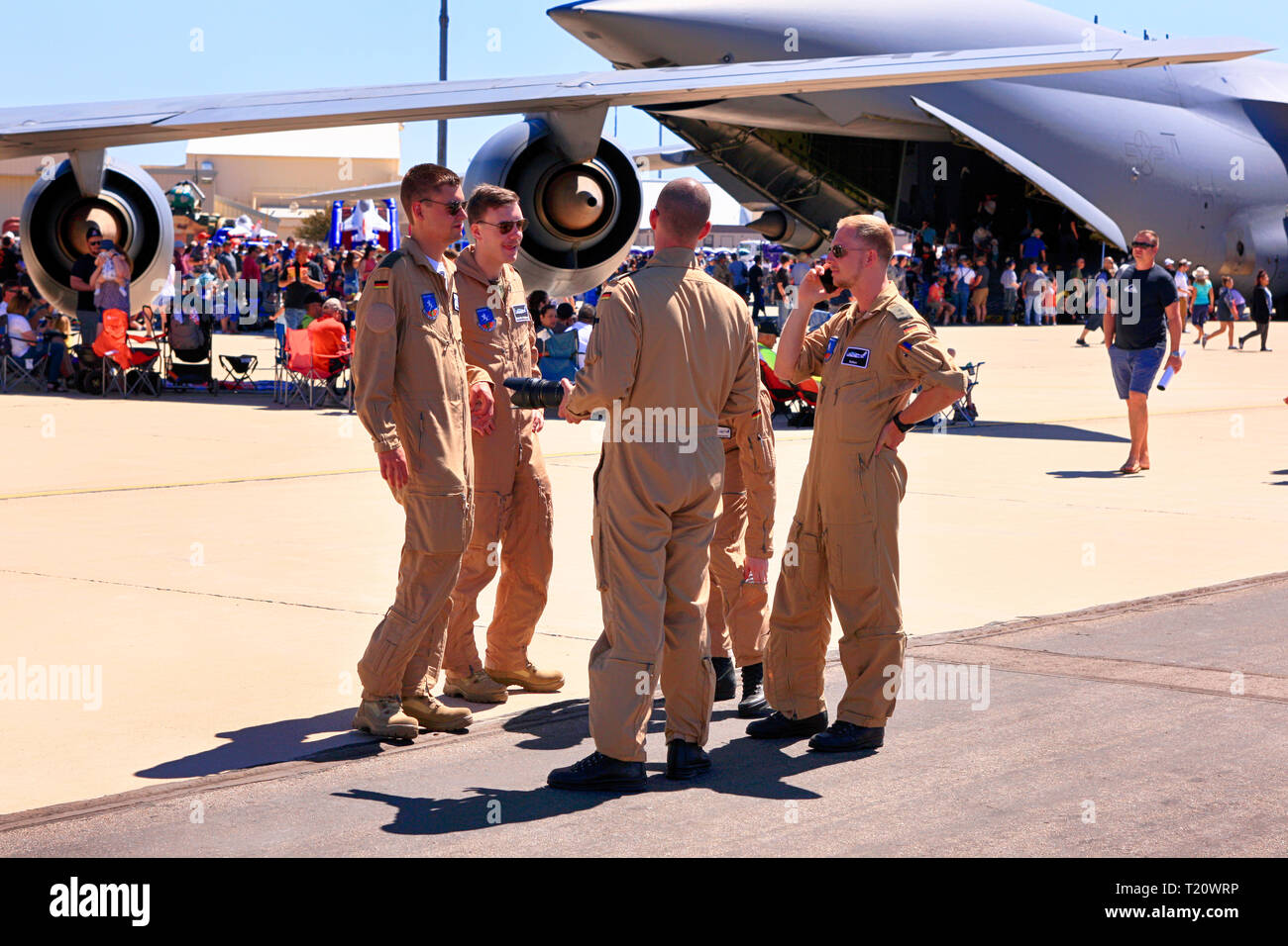 Militärische Flugplanungszentrale tauschen Sie Geschichten von ihren fliegenden exploitsat der Davis-Monthan AFB Airshow in Tucson AZ Stockfoto