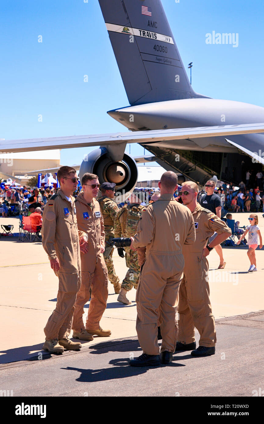 Militärische Flugplanungszentrale tauschen Sie Geschichten von ihren fliegenden exploitsat der Davis-Monthan AFB Airshow in Tucson AZ Stockfoto
