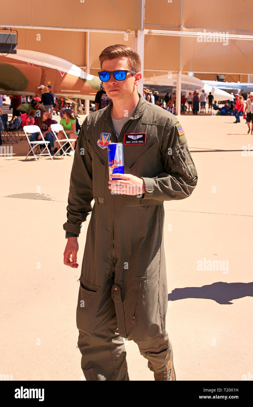 US Air Force Pilot Holding ein RedBull Drink an der Davis-Monthan AFB Airshow in Tucson AZ Stockfoto