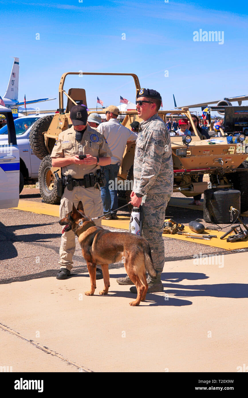 USAF Military Police K-9 unit Patrouille der Davis-Monthan AFB in Tucson, AZ Stockfoto