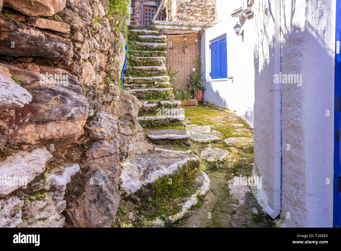 Griechenland, Kea Insel. Hauptstadt von Ioulis Gasse mit Treppen und traditionelle Gebäude Fassade aus Stein Stockfoto
