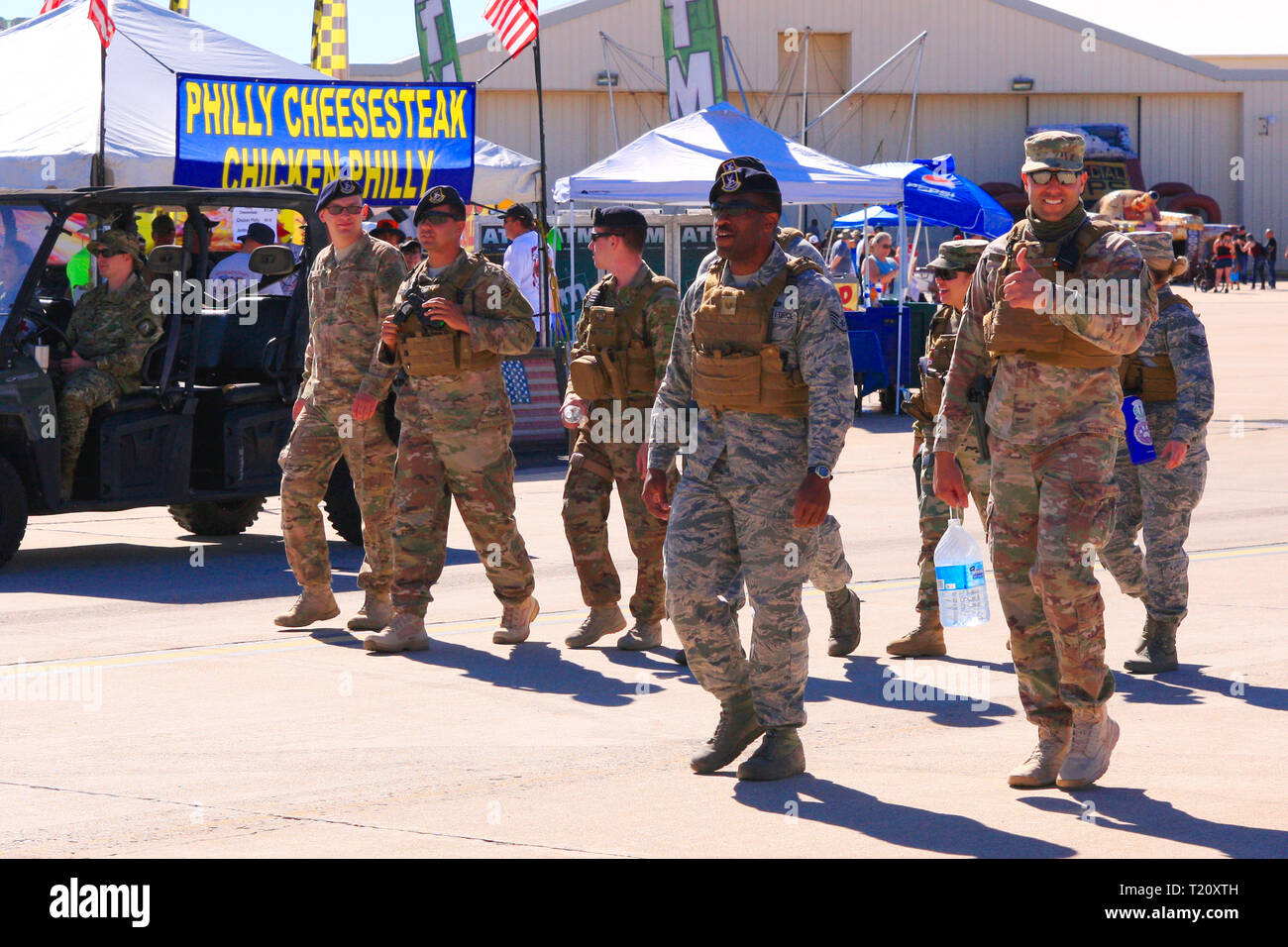 US-Militärs genießen den Tag in Davis-Monthan AFB Airshow am Tag in Tucson AZ Stockfoto