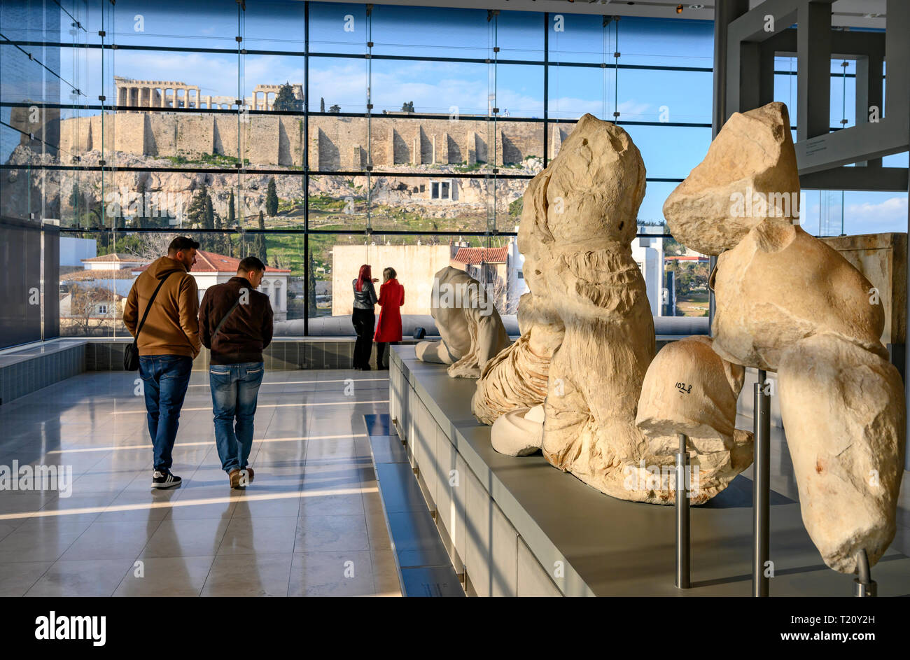 Den Parthenon und die Akropolis, die durch die Fenster des neuen Akropolis Museums, von Architekt Bernard Tschumi, Athen, Griechenland, gesehen Stockfoto