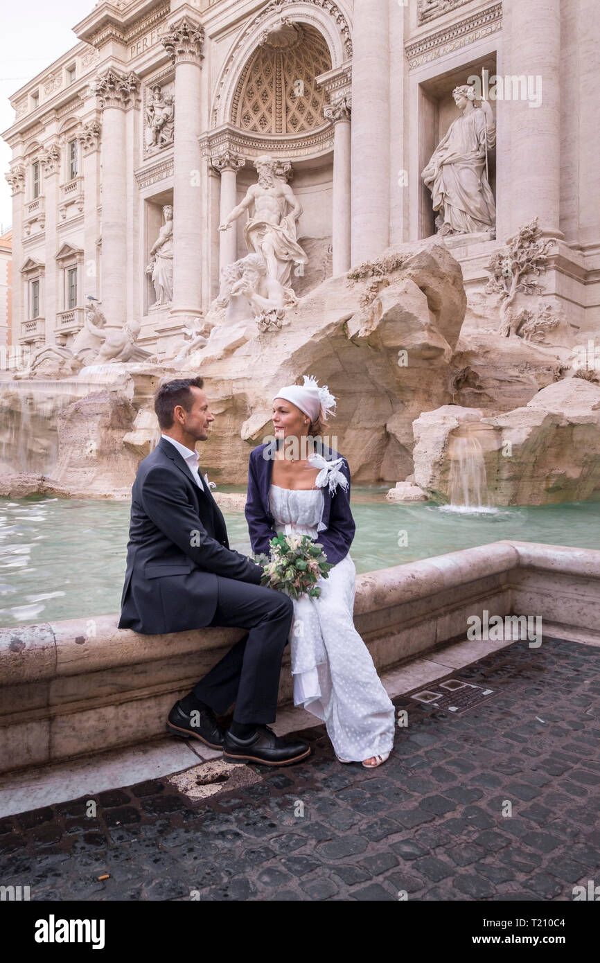 Italien, Rom, Hochzeit paar an der Fontana di Trevi Stockfoto