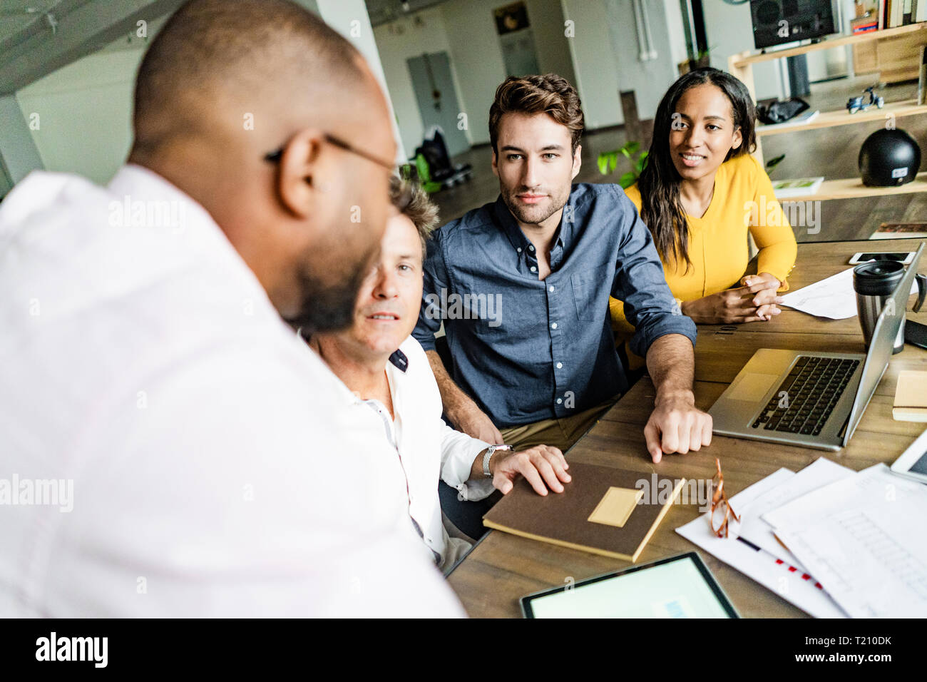 Zuversichtlich Business Team in einer Sitzung im Loft Büro Stockfoto