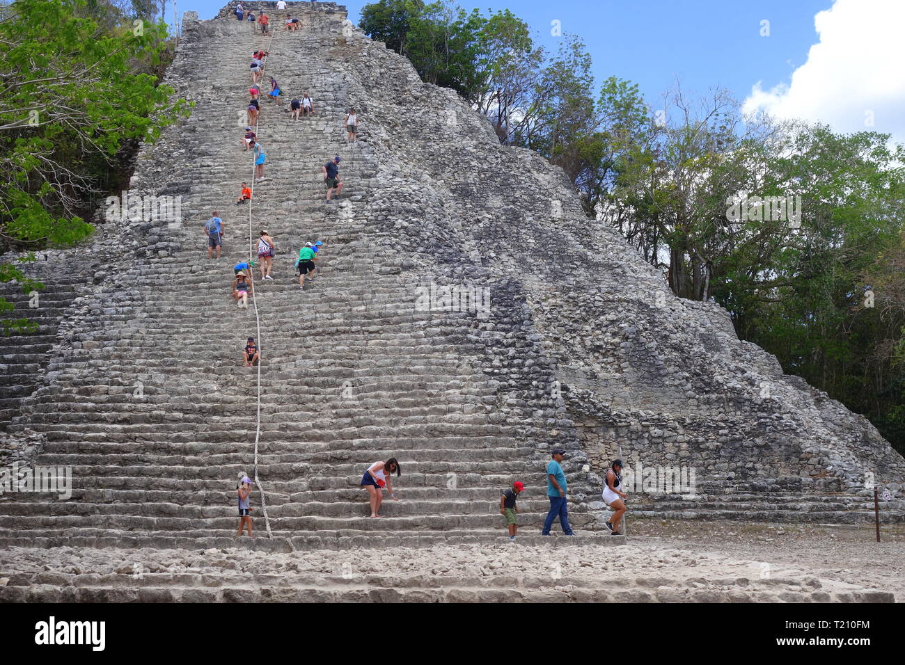 Reisende klettern die Maya Ruinen von Cobá in Quintana Roo, Mexiko Stockfoto