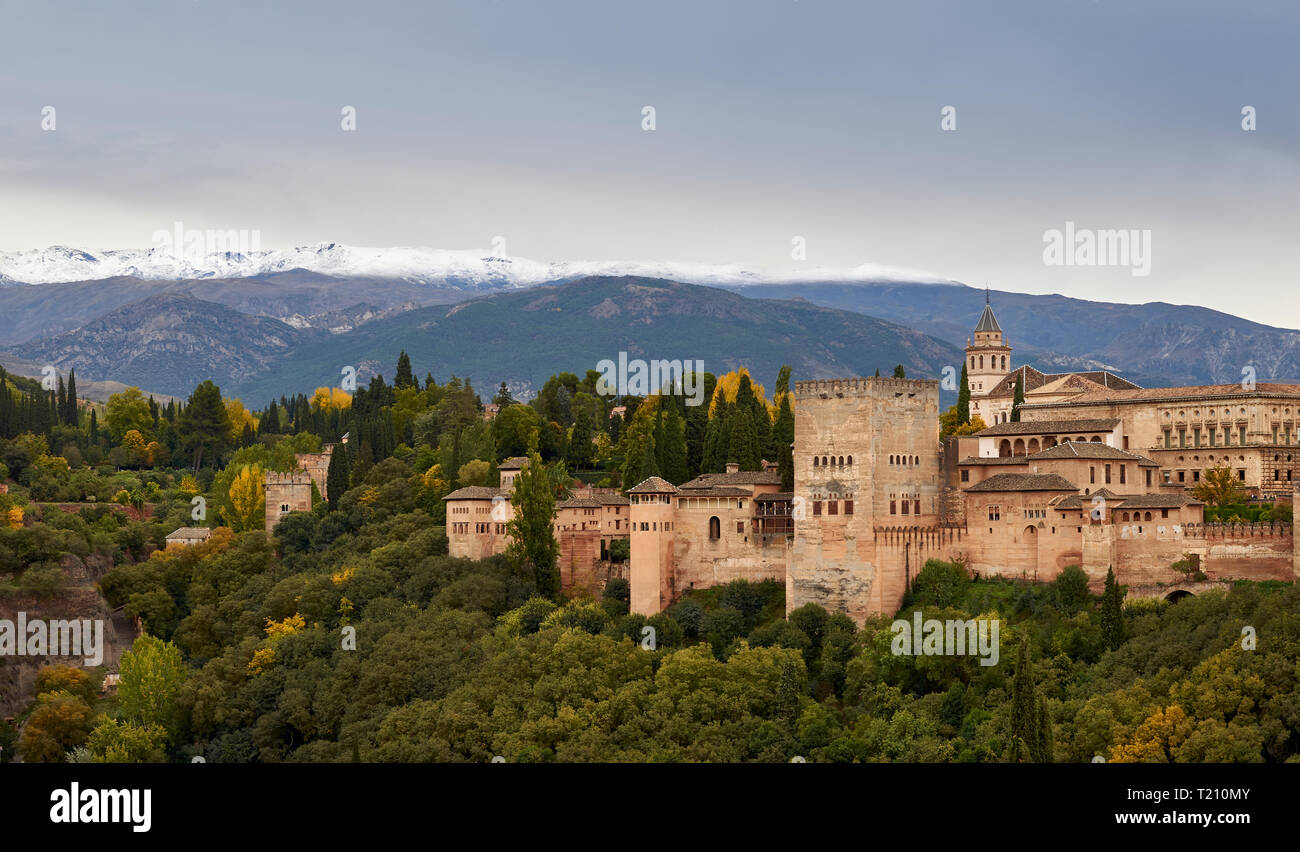 Spanien Andalusien Granada die ALHAMBRA DAS SCHLOSS IM HERBST mit Schnee auf den Bergen der Sierra Nevada Stockfoto