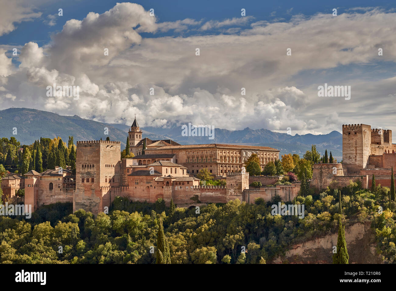 Spanien Andalusien Granada die ALHAMBRA DAS SCHLOSS UMGEBEN VON herbstlichen Bäume und stürmischen Wolken ÜBER DIE BERGE DER SIERRA NEVADA Stockfoto