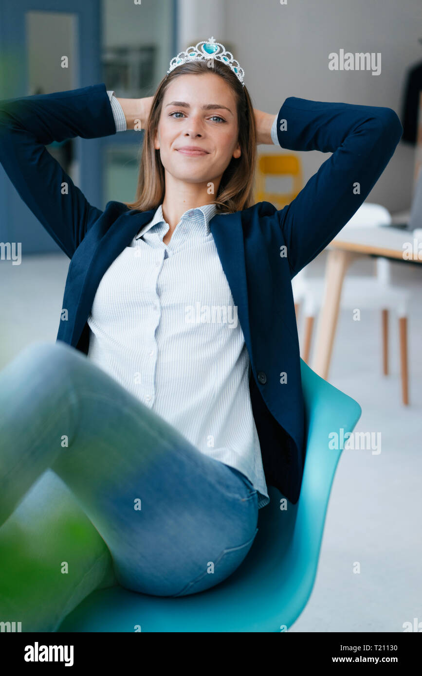 Ehrgeizige junge Frau Krone tragen als Auszeichnung für ihre Erfolge Stockfoto