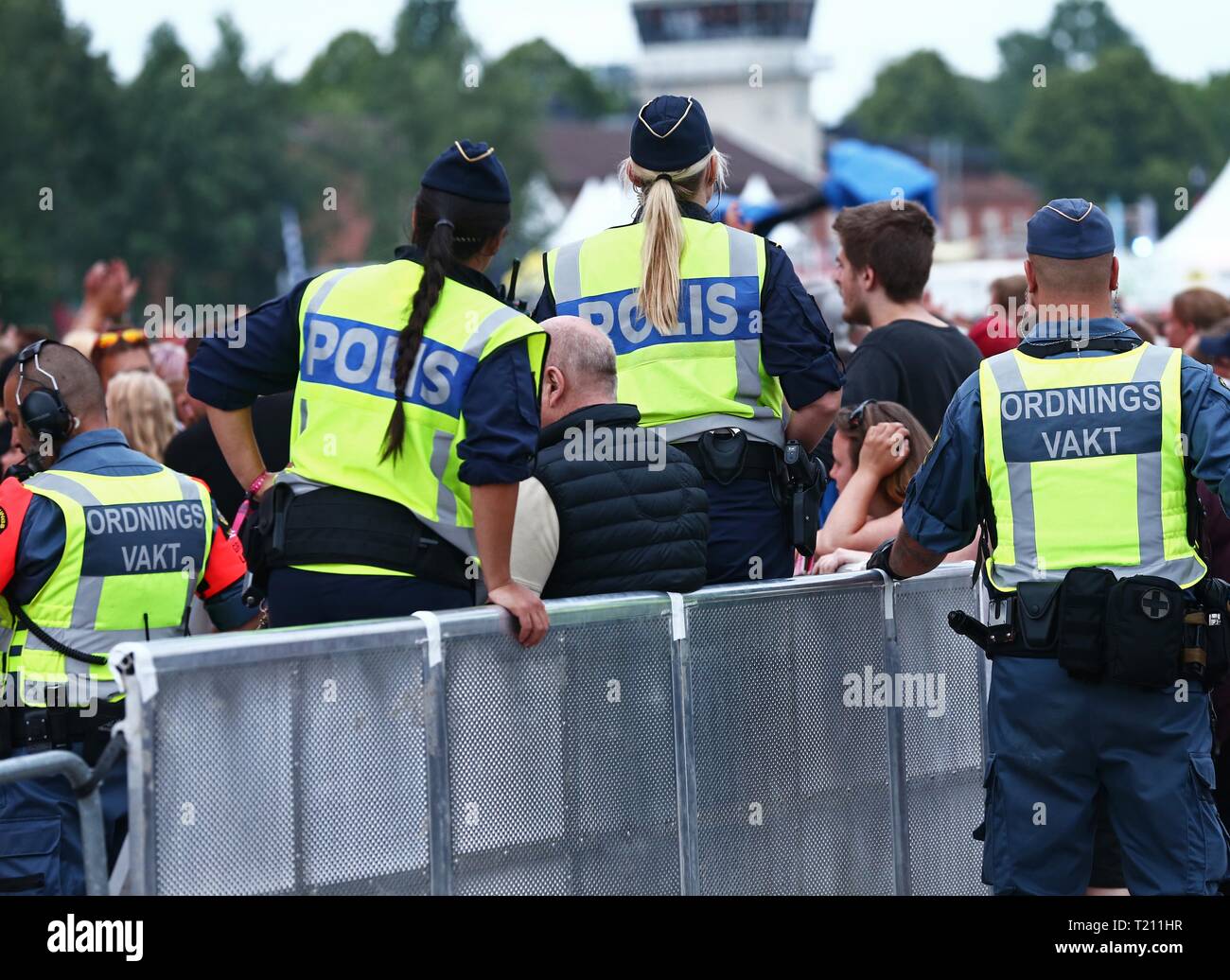 BRÅVALLA 2016-01-01 Polizisten während Tenacious D mit Jack Black, Bråvalla Festival, etwas ausserhalb von Norrköping. Ein 25-Jähriger wurde für Masturbieren in der Mitte des Konzert verhaftet. Jetzt ist er auch, dass eine Frau während der gleichen Gig vergewaltigt vermutet. Foto Jeppe Gustafsson Stockfoto