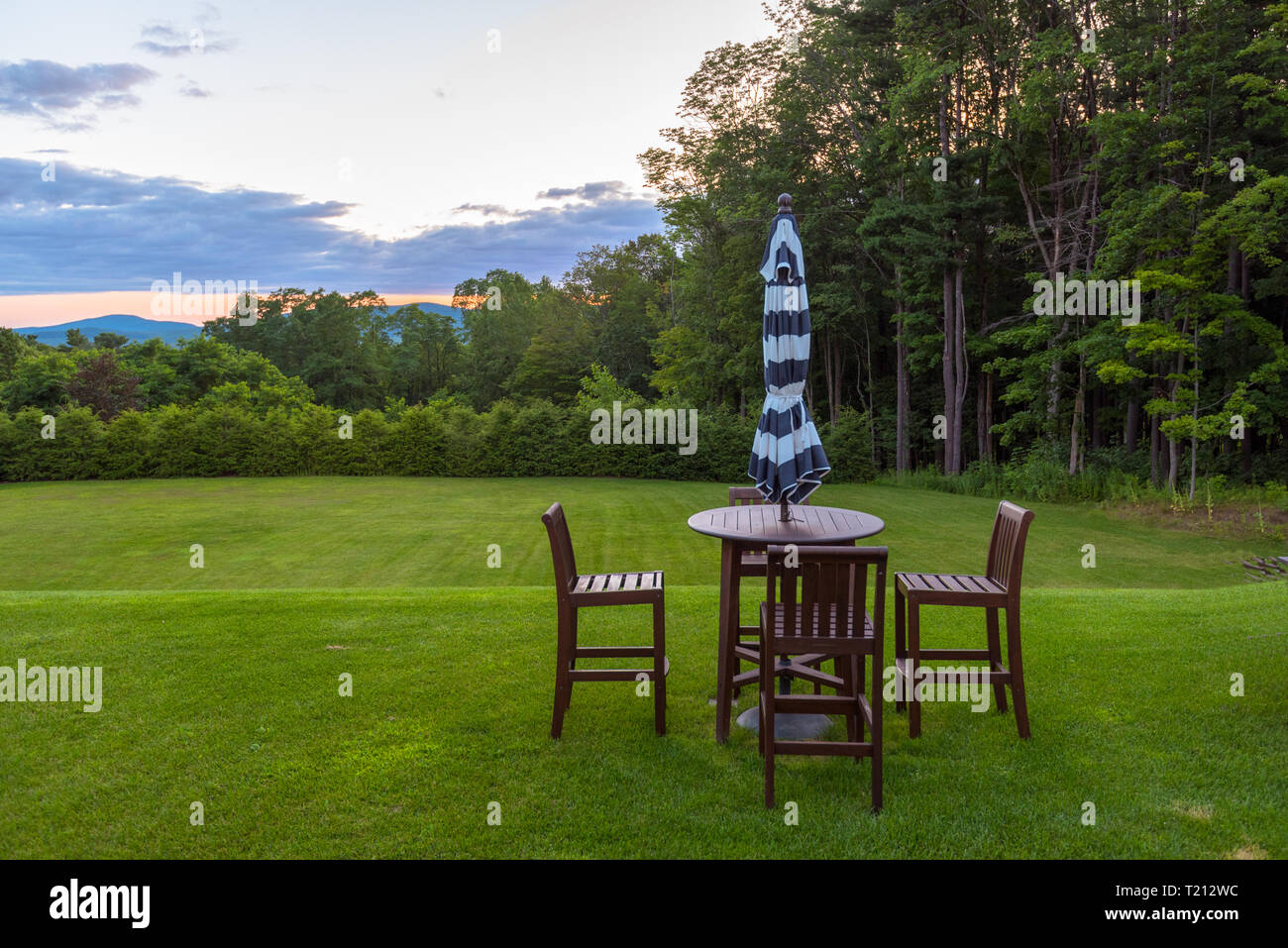 Ein Blick auf einen Tisch und Stühle, während die Dämmerung senkt sich über die Berkeshires im Hintergrund. Stockfoto