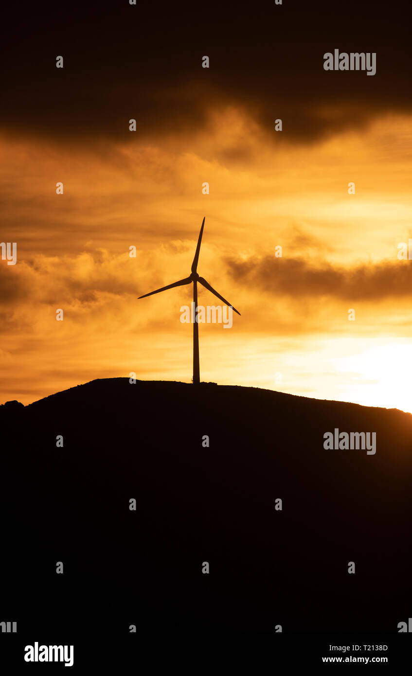 Spanien, Andalusien, Tarifa, Windräder auf dem Berg bei Sonnenaufgang Stockfoto