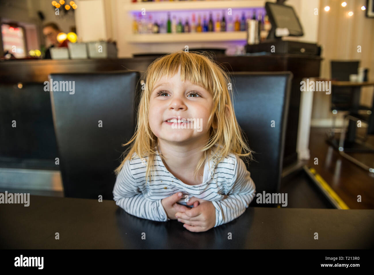 Schweden, glückliches Mädchen in einem Cafe Stockfoto