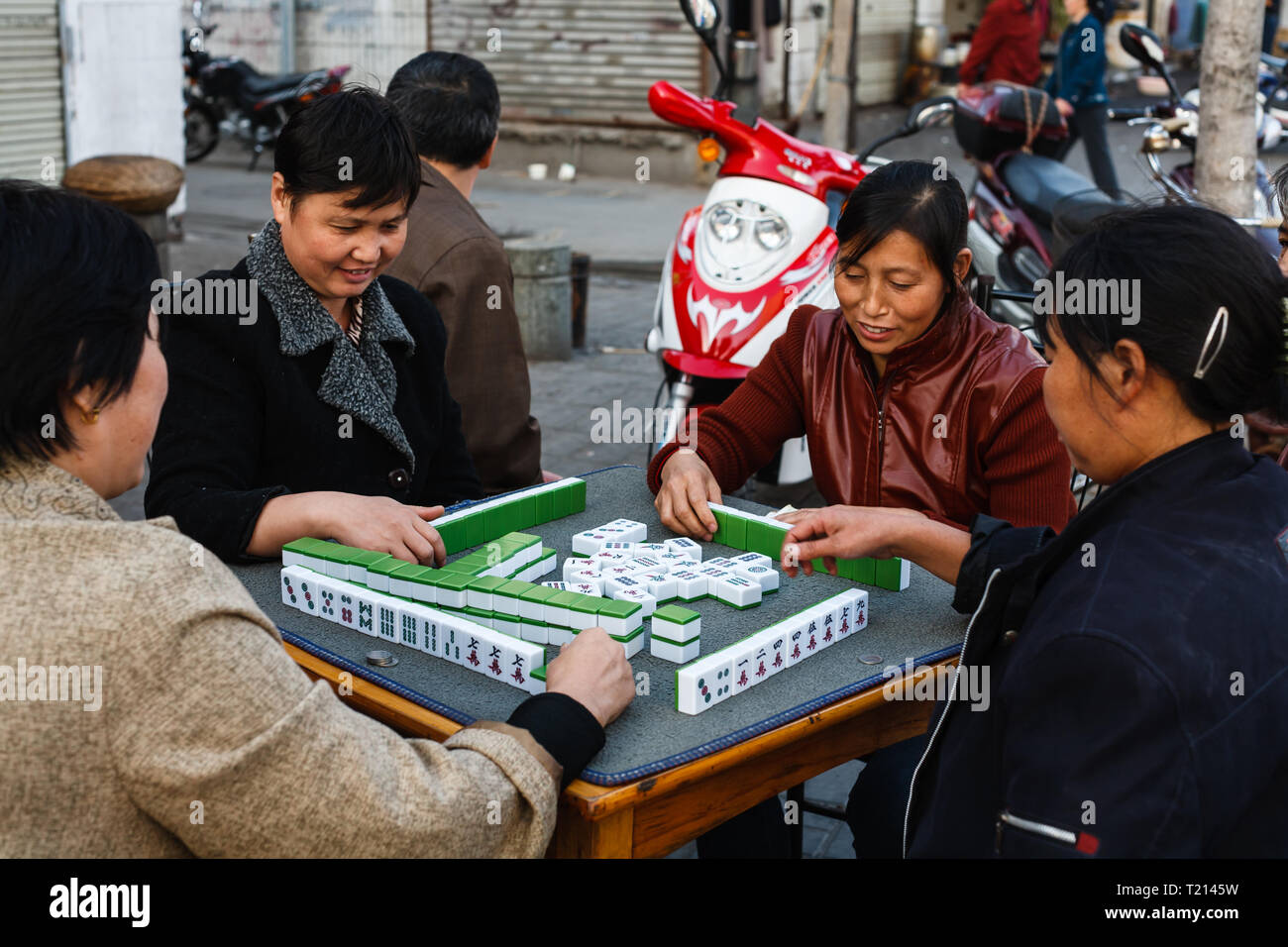 Nahaufnahme von vier Frauen majong an einer Straße: Tabelle in Chengdu, China spielen Stockfoto
